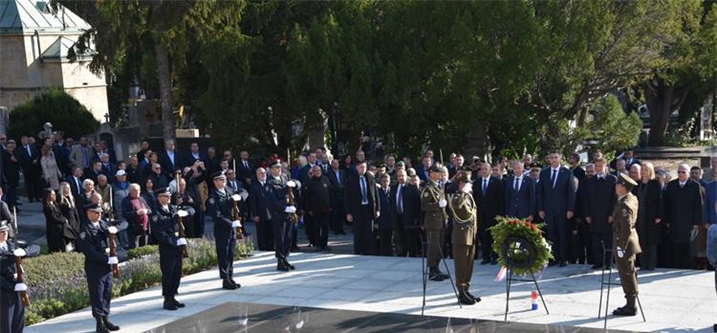 Na nama je da Hrvatsku, uvaženu i respektiranu članicu međunarodne zajednice, uredimo na dobrobit svih naših sugrađana